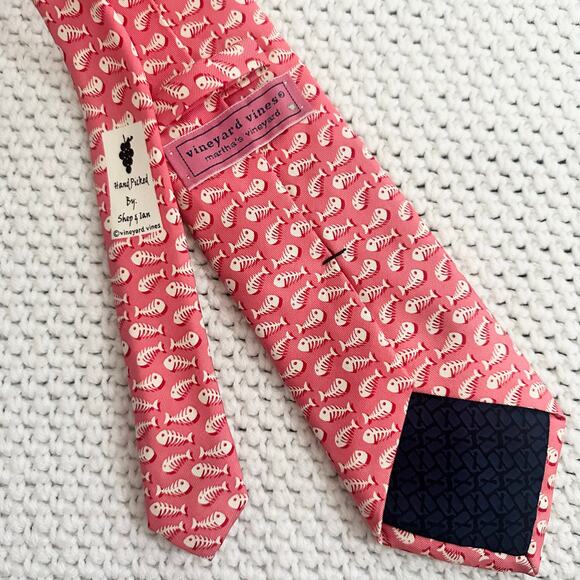 Vineyard Vines Martha's Handpicked Shep Ian Salmon Pink Fish Bones Silk Tie - Picture 4 of 7